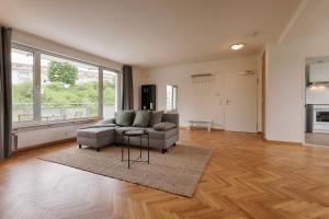 キッツィンゲンにあるApartmenthaus Kitzingen - großzügige Wohnungen für je 4-8 Personen mit Balkonのリビングルーム(ソファ、テーブル付)