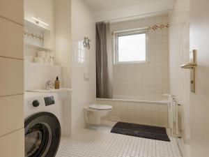 A bathroom at Apartmenthaus Kitzingen - großzügige Wohnungen für je 4-8 Personen mit Balkon