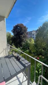 een tafel op het balkon van een huis bij Air Apartments 1 in Bremen