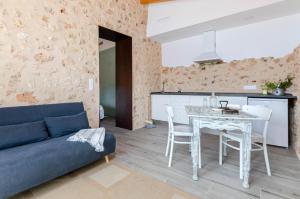 uma sala de estar com um sofá e uma mesa em Cal Tio 2 Agroturismo YourHouse em Costitx