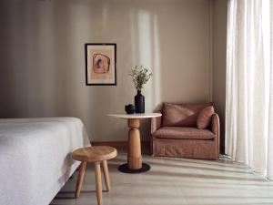 The Royal Senses Resort & Spa Crete, Curio Collection by Hilton客房内的一张或多张床位