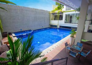 Swimming pool sa o malapit sa Hotel FortunaGrande Seturan Yogyakarta