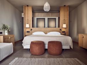 The Royal Senses Resort & Spa Crete, Curio Collection by Hilton客房内的一张或多张床位
