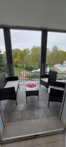 un patio con sofás y una mesa en el balcón en Feel Like Home In Milan, en Milán