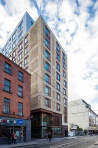 a tall building on the corner of a street at Clink i Lár in Dublin