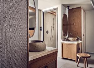 The Royal Senses Resort & Spa Crete, Curio Collection by Hilton的一间浴室