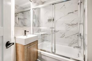 Bathroom sa Le Petit Condo B - Ski In/ Ski Out Mont-Tremblant