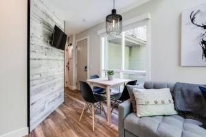 Posezení v ubytování Le Petit Condo B - Ski In/ Ski Out Mont-Tremblant + 6 fotografií