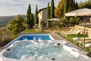 - un bain à remous dans l'arrière-cour d'une maison dans l'établissement Agriturismo Santo Stefano, à Polvano