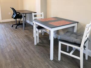 uma mesa de jantar e cadeiras com uma mesa e uma mesa e uma cadeira em Star Apartments em Fort Myers