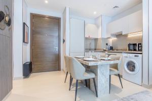 Kuchyň nebo kuchyňský kout v ubytování STAY BY LATINEM Luxury 1BR Holiday Home CV A1803 near Burj Khalifa