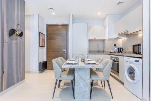 Kuchyň nebo kuchyňský kout v ubytování STAY BY LATINEM Luxury 1BR Holiday Home CV A1803 near Burj Khalifa
