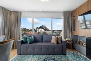 Χώρος καθιστικού στο Apto 2 Suítes 30m Rua Coberta by Achei Gramado