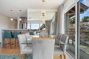 Χώρος καθιστικού στο Apto 2 Suítes 30m Rua Coberta by Achei Gramado