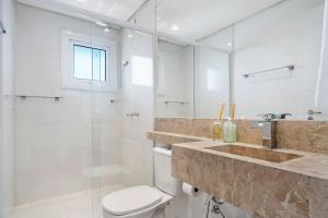 Ένα μπάνιο στο Apto 2 Suítes 30m Rua Coberta by Achei Gramado +23 φωτογραφίες