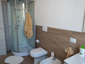 y baño con ducha, aseo y lavamanos. en Villa ARA blu, en Canegrate