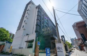 un edificio con un nuevo letrero de hotel en él en Rex Hotel en Cheonan