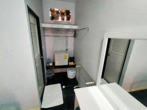 ein Badezimmer mit einem Spiegel und einem weißen Waschbecken in der Unterkunft Nemo 2 Resort in Ao Nang Beach