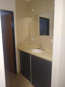 y baño con lavabo y espejo. en Departamento Rocamora en Concepción del Uruguay