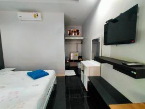 1 dormitorio con 1 cama y TV de pantalla plana en Nemo 2 Resort, en Ao Nang Beach