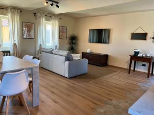 sala de estar con sofá y mesa en Cascina Montè, en Guarene