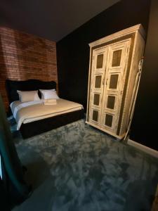 Katil atau katil-katil dalam bilik di Zwierzyniecka Luxury Loft Apartment