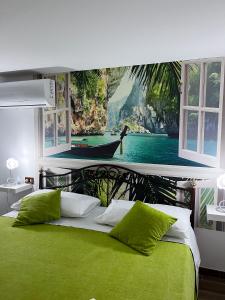 una camera da letto con un letto e un dipinto di una barca di BeB Boreale a Napoli