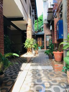 伊瓜蘇港的住宿－法米利亞公寓式酒店，一座空的庭院,里面种有植物