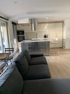 uma sala de estar com um sofá e uma cozinha em New Apartament close to IFEMA-AEROPUERTO em Madri