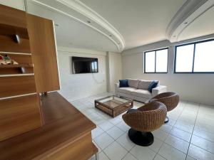 een woonkamer met een bank en een tafel bij 601 Maximum Home in Natal