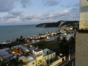een uitzicht op de stad en de oceaan vanuit een gebouw bij 601 Maximum Home in Natal