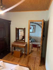- un miroir dans une chambre avec un lit et un canapé dans l'établissement BACI HOUSE, à Thasos