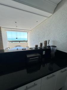 een keuken met een aanrecht en een raam bij 601 Maximum Home in Natal