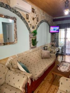 een woonkamer met een bank en een tafel bij BACI HOUSE in Limenas