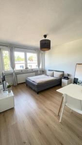 sala de estar amplia con cama y sofá en Air Apartments 10, en Bremen
