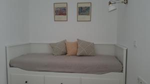 uma cama com duas almofadas em cima em Summer House Bella on the Beach em Podaca