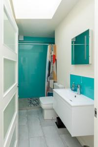 a bathroom with a sink and a toilet and a shower at Bright & Contemporary 1bedroom Annexe - Herne Hill! in London