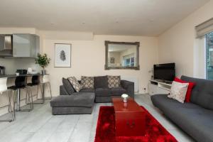 a living room with a couch and a table at Bright & Contemporary 1bedroom Annexe - Herne Hill! in London