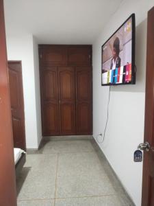 TV a/nebo společenská místnost v ubytování Hotel Los Arcángeles