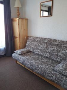 a bedroom with a bed and a mirror on the wall at Studio 4 couchages Risoul cœur de la station in Risoul
