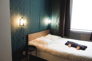 Un dormitorio con una cama con dos bolsas. en 50 m2 Apartment Next To Montmartre en París