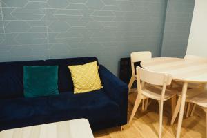 sala de estar con sofá azul y mesa en 50 m2 Apartment Next To Montmartre en París