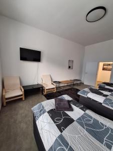 Zimmer mit 2 Betten und einem Flachbild-TV in der Unterkunft Apartmány Přerov 22 in Přerov