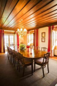 una sala da pranzo con un grande tavolo in legno e sedie di Casa da Mina a Mondim da Beira
