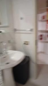 y baño con lavabo y aseo. en La casetta di Ele, en Sassari