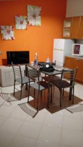 y cocina con mesa de comedor y sillas. en La casetta di Ele, en Sassari