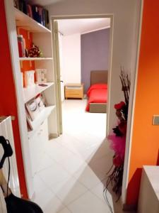 Habitación con pasillo y habitación con sofá en La casetta di Ele, en Sassari