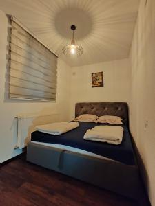 Tempat tidur dalam kamar di Apartments Planinski raj