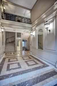 ein leeres Zimmer mit einer Treppe und einem großen Fliesenboden in der Unterkunft Romantique 150m2 4CH proche de L'Opéra - Clim in Paris