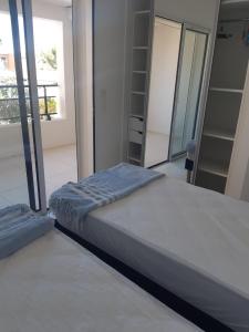 1 dormitorio con 1 cama y armario con estanterías en Appartement neuf 4pers. 250 mètres de la plage, en Argelès-sur-Mer